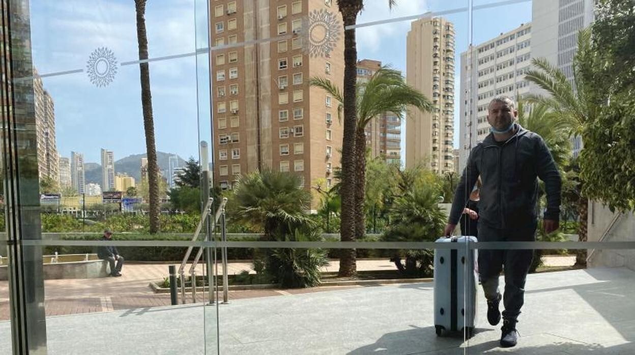 Un turista llega a un hotel en Benidorm