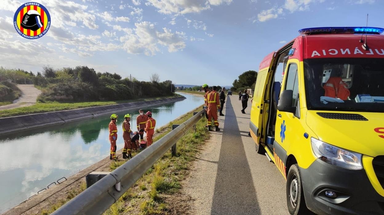 Efectivos de Bomberos en el lugar del canal de riego donde ha caído el menor