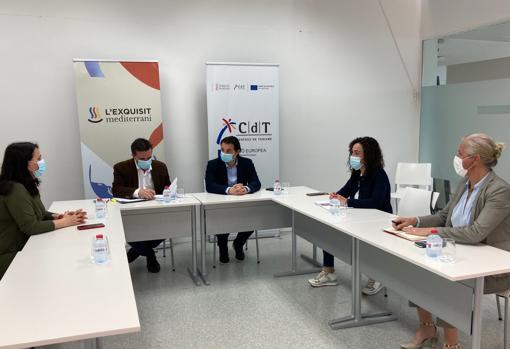 Reunión del director general de turismo, el alcalde y la directora del Cdt en Torrevieja