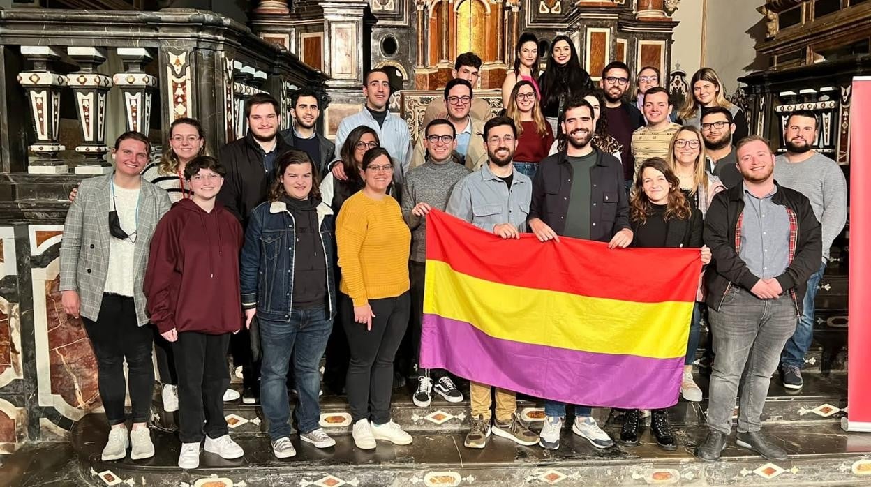 Representantes de Joves Socialistes del País Valencià, en la presentación de sus jornadas itinerantes