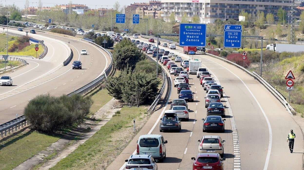 Retenciones en una imagen de archivo, hace unos días en la A-62 a su paso por Arroyo de la Encomienda (Valladolid)