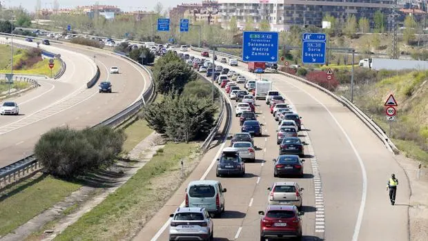Atascos en las carreteras: más de 30 kilómetros de retenciones en la A-6 y en la A1 hacia Madrid