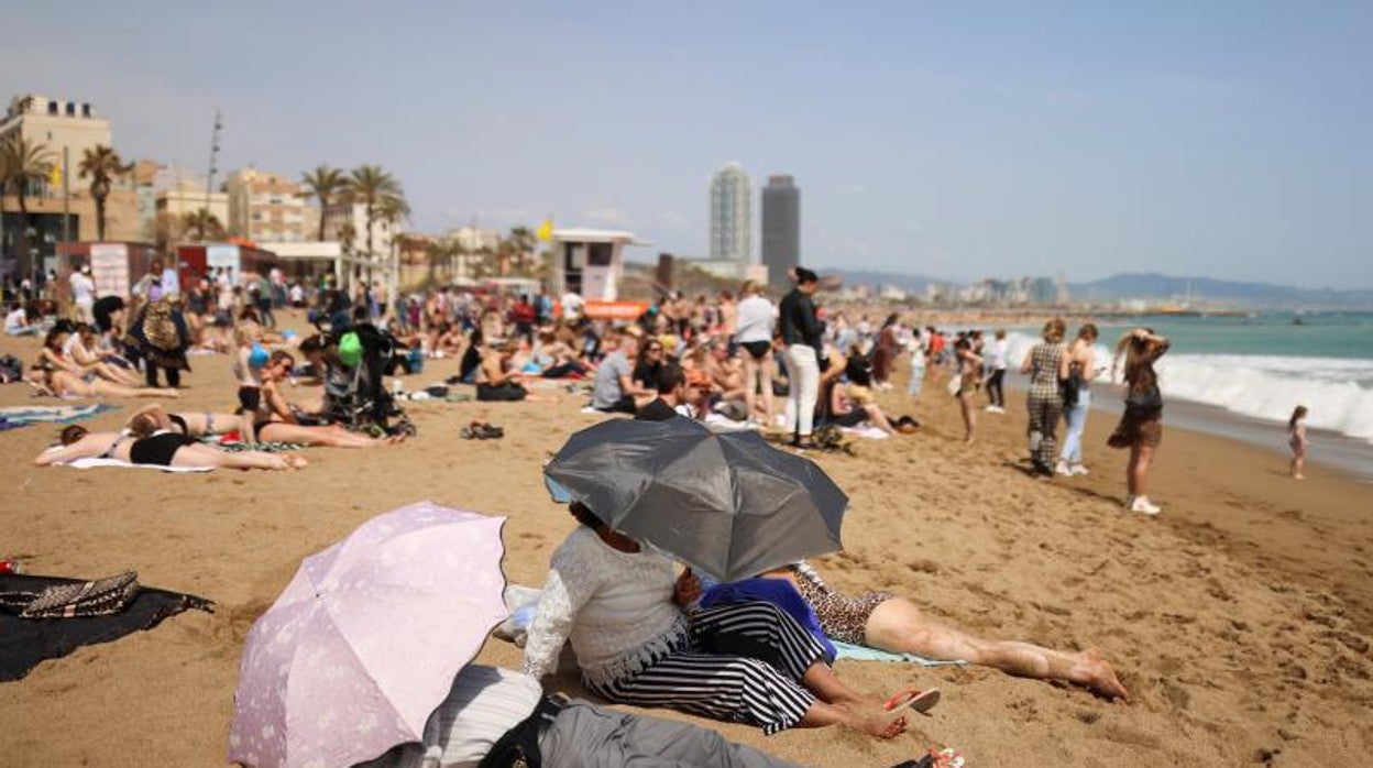 Decenas de personas, en las playas de Barcelona esta Semana Santa