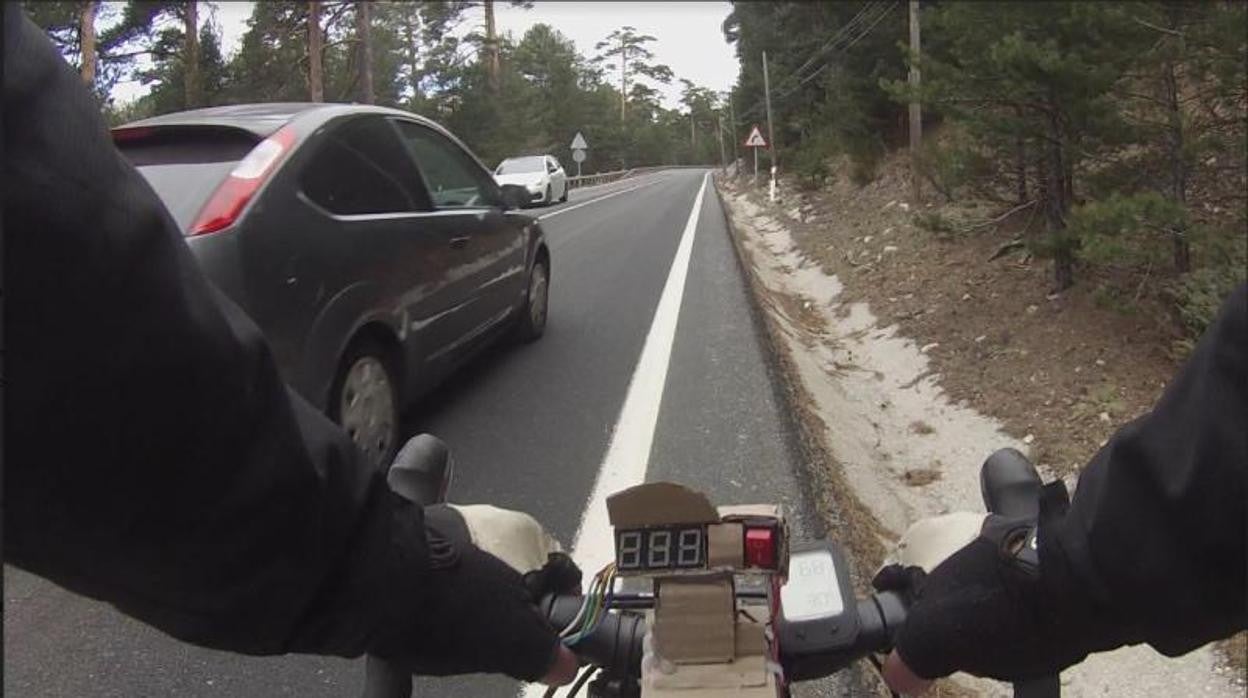 Imagen de archivo del adelantamiento a poca distancia de un vehículo sobre un ciclista