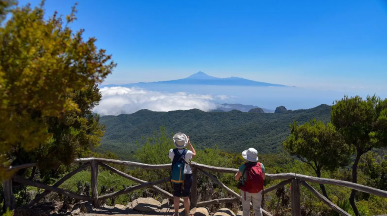 Turistas en un mirador con vista al Teide en La Gomera