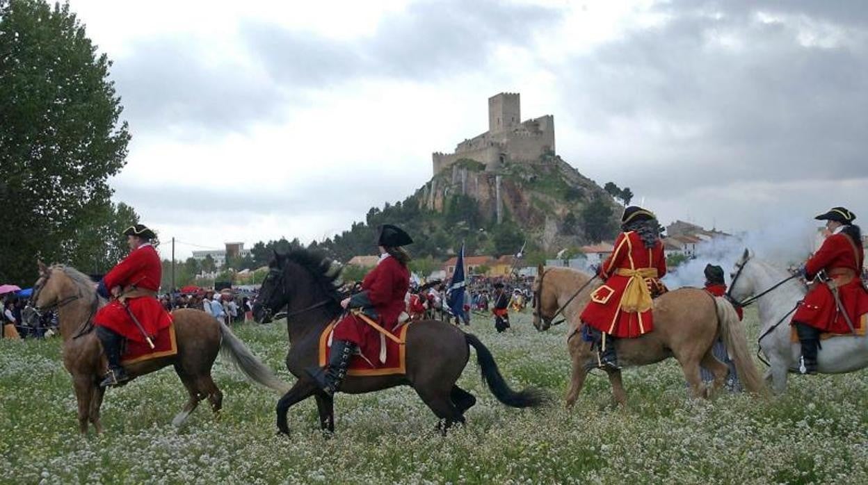 El 25 de abril de 1707, las tropas de Felipe V derrotaron a las del archiduque Carlos de Austria en la batalla de Almansa