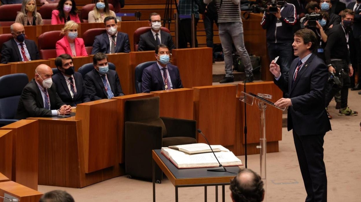 Parte del equipo del nuevo ejecutivo escucha a Mañueco durante la toma de posesión