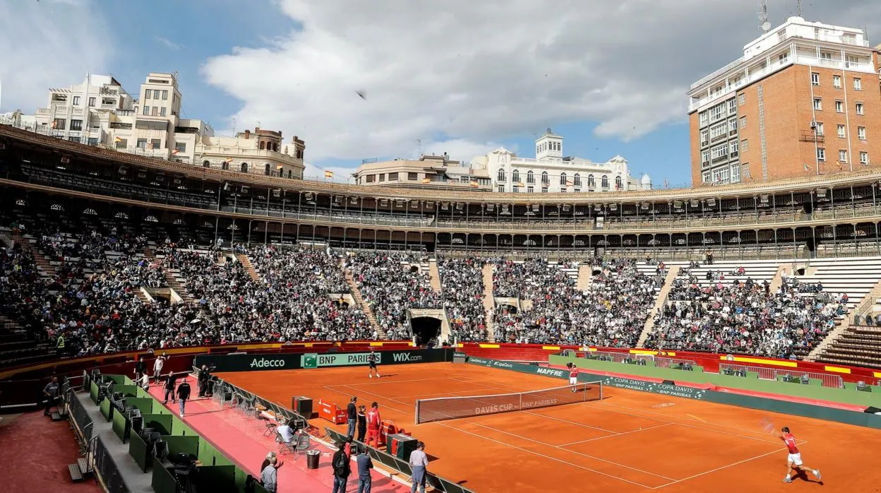 Imagen de archivo de la plaza de Toros de Valencia durante los entretamientos de los cuartos de final de la Copa Davis en 2018