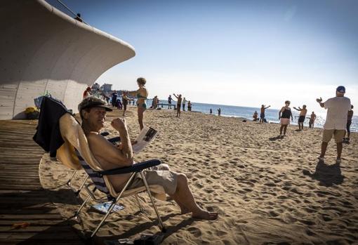 Ambiente en la playa de Poniente de Benidorm