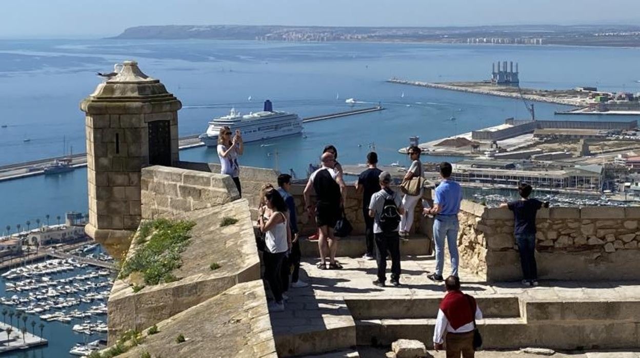 Turistas en el Castillo de Santa Bárbara de Alicante, el pasado Domingo de Resurrección