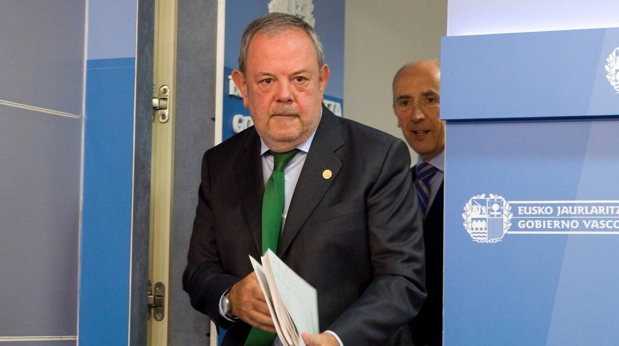 El consejero de Economía y Hacienda vasco, Pedro Aspiazu, entrando a la sala de prensa del Gobierno vasco