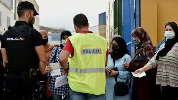 De los 'Hombres G' a los policías y guardias civiles de Ceuta y Melilla: las medallas de Ayuso en el Dos de Mayo