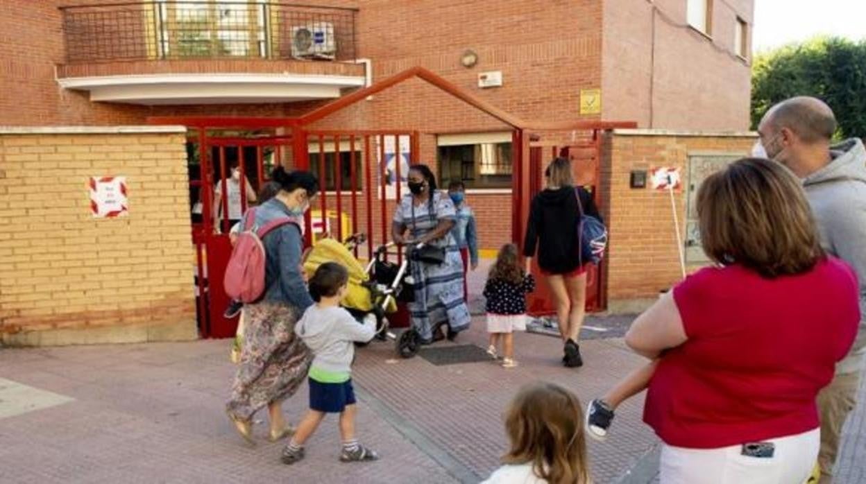 Entrada a una escuela infantil en Madrid