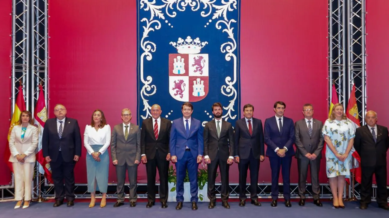 El equipo de Gobierno de la Junta de Castilla y León, en su primera foto de familia, tras jurar sus cargos