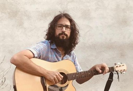 El artista y músico Alfredo Copeiro posa con su guitarra entre los brazos