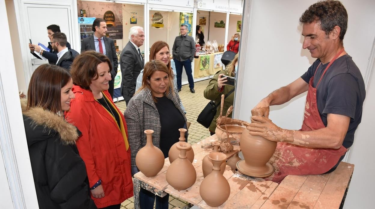 La consejera de Economía y Empleo, Patricia Franco, y la alcaldesa Tita García Élez, en la inauguración de la feria