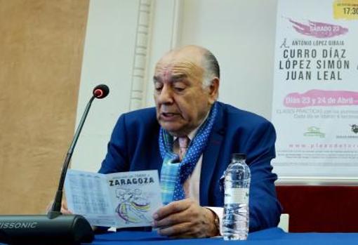 Carlos Zúñiga padre. Tras él, el cartel de la corrida del 23 de abril