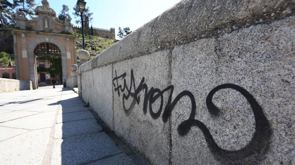 Pintada en el puente Alcántara