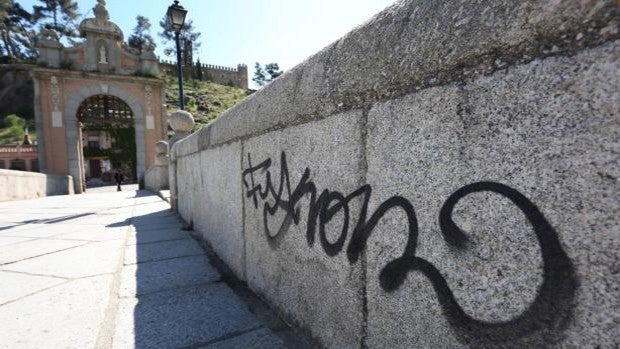 La Policía investiga las nuevas pintadas aparecidas en el puente Alcántara