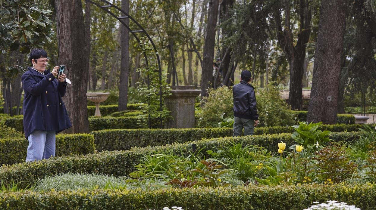 Visitantes, en los jardines de la Finca Vista Alegre, en Carabanche