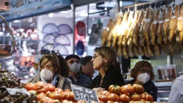 Mascarillas en interiores en Valencia: cómo queda su uso en centros comerciales y mercados municipales