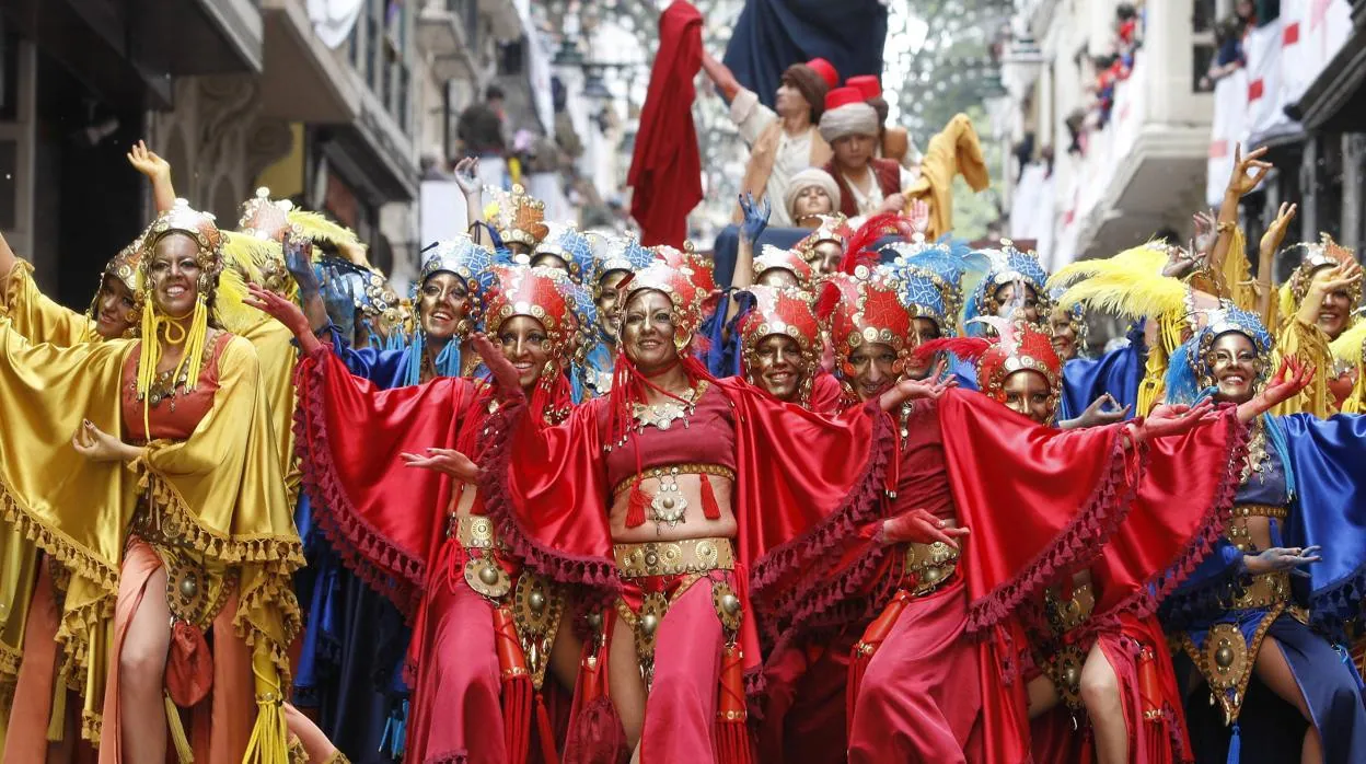 Una imagen de archivo de un desfile de Moros y Cristianos en Alcoy (Alicante)