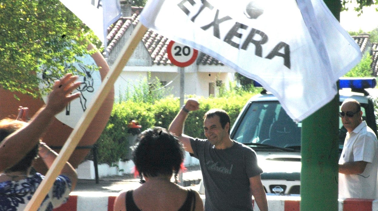 El dirigente etarra 'Pipe' es recibido con un homenaje al salir de la cárcel en 2017