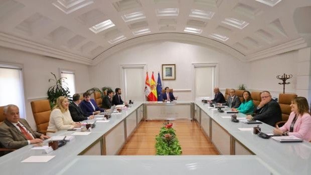 Mañueco, García-Gallardo y los diez consejeros celebran la primera reunión del gobierno de coalición