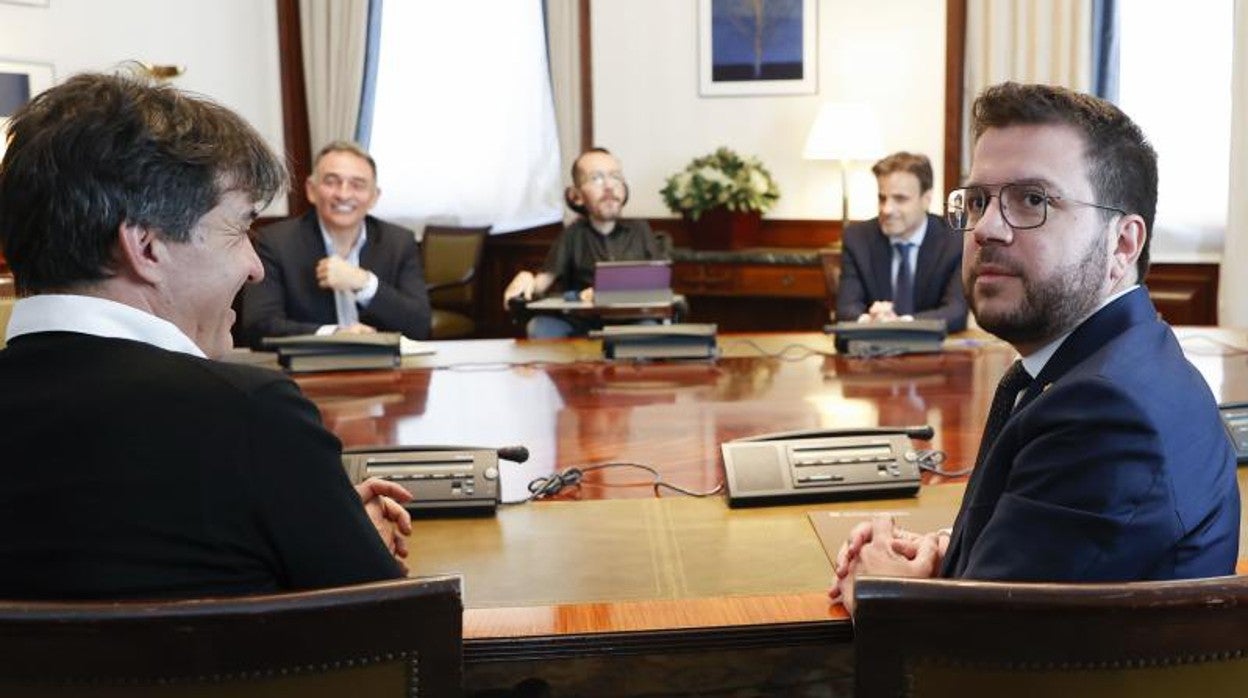 Pere Aragonès reunido ayer con representantes de los partidos presuntamente espiados