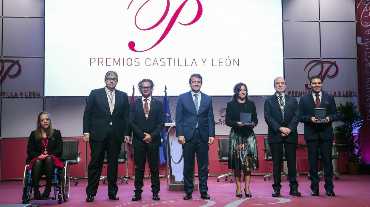 Foto de familia de Fernández Mañueco junto a los premiados