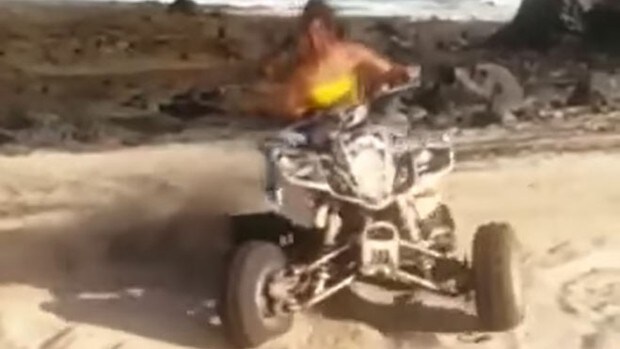 Se graba haciendo trompos con un quad en una playa virgen y protegida de El Hierro