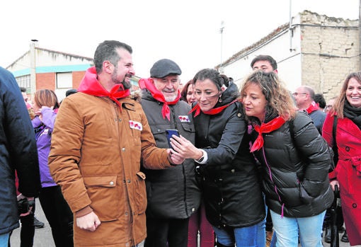 Tudanca junto a otros miembros del PSOE, en Villalar