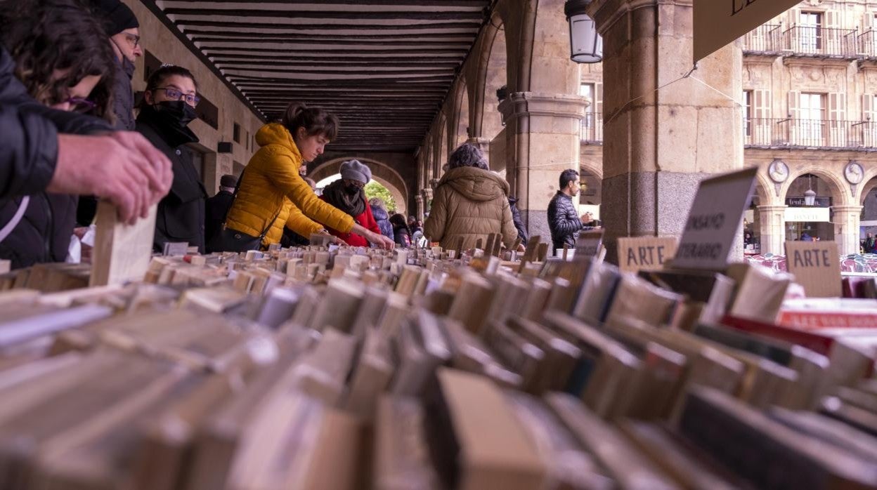 Celebración de la Feria del Libro en la Plaza Mayor de Salamanca