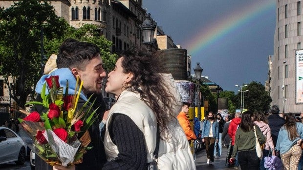 Un Sant Jordi de locos recupera la calle entre libros y granizo