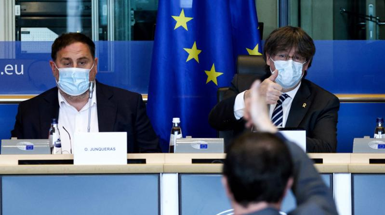 Oriol Junqueras y Carles Puigdemont, el 19 de abril, en el Parlamento Europeo, denunciando el espionaje a unos sesenta líderes independentistas catalanes