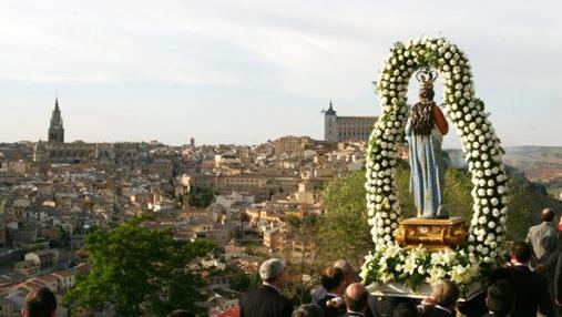 La Virgen del Valle en primer plano y al fondo el Alcázar y la catedral de Toledo