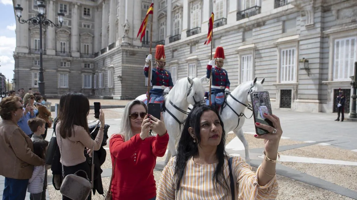 Turistas frente al Palacio Real durante las fiestas de Semana Santa