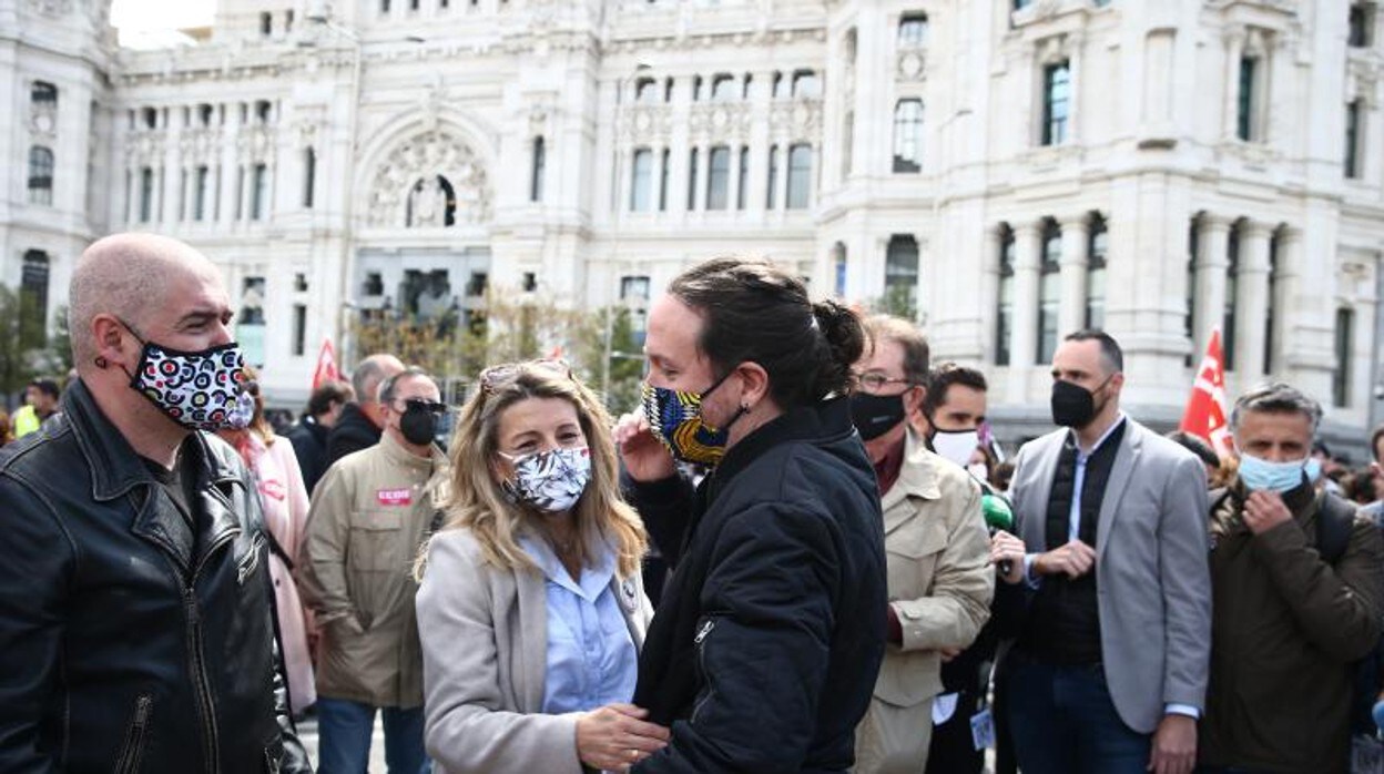 Yolanda Díaz y Pablo Iglesias se abrazan durante la manifestación del 1 de Mayo, Día del Trabajo, en 2021