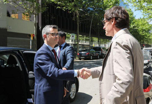 Salvador Illa, a las puertas de la sede del PSC, recibe a Félix Bolaños, tras la reunión en la Generalitat