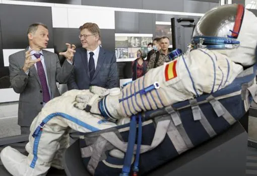 Imagen del astronauta Pedro Duque con el presidente de la Generalitat Valenciana, Ximo Puig