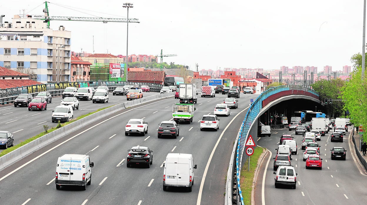 Tráfico denso sobre el Puente de Vallecas