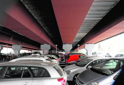 Vehículos aparcados bajo el puente donde dominan los 'gorrillas'