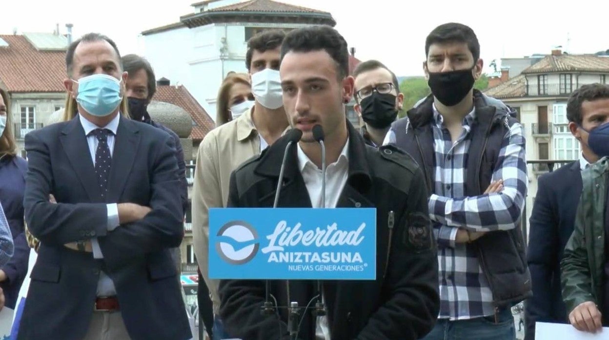 García Oñate participa en un acto de Nuevas Generaciones en contra de los actos de hostigamiento en Vitoria