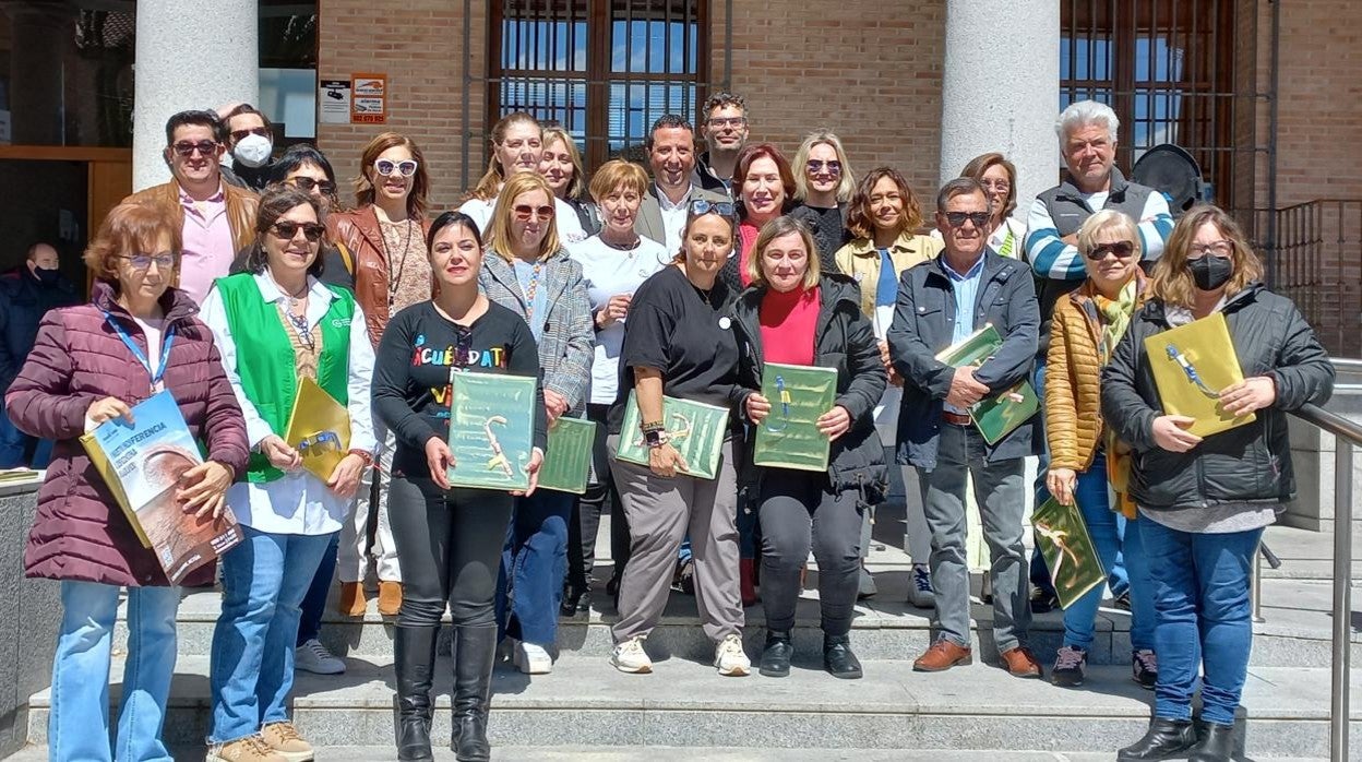 Tornero y Armenta con los participantes en el mercadillo soldario