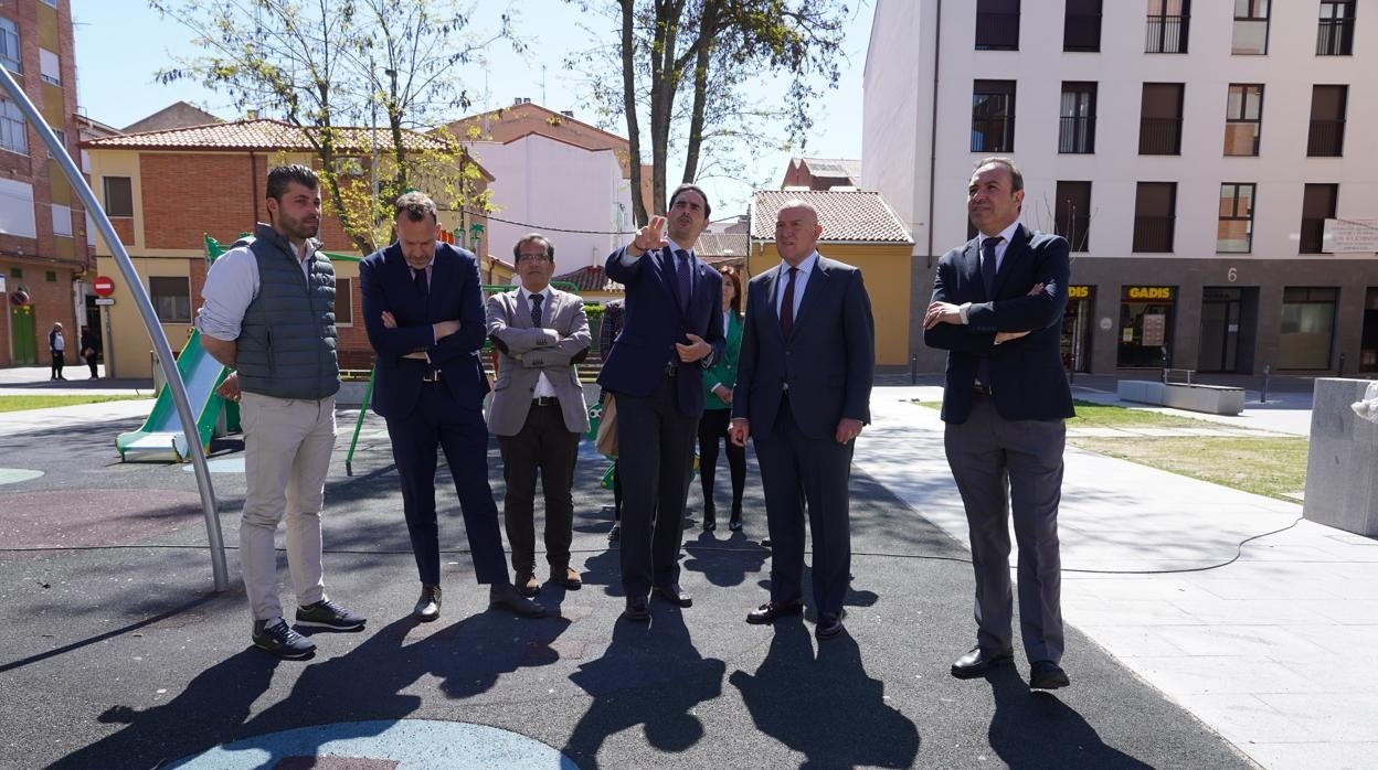 El consejero de la Presidencia, Jesús Julio Carnero, durante su visita a Medina del Campo (Valladolid)