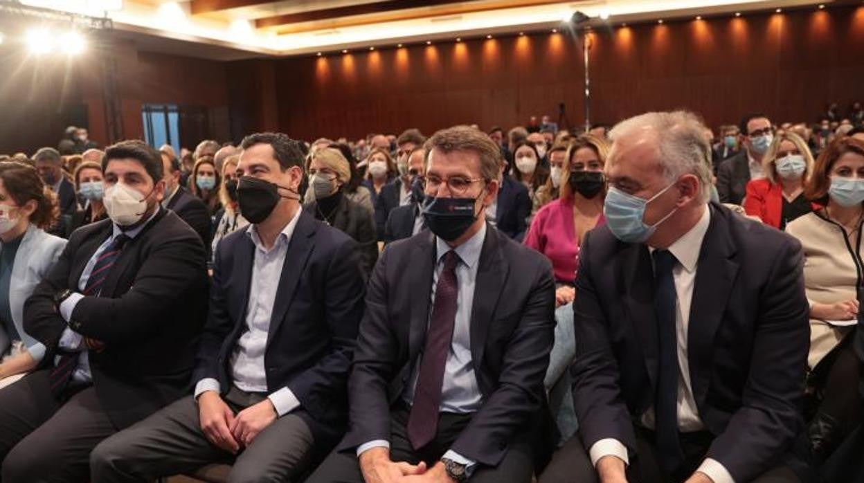 Juanma Moreno, Alberto Núñez Feijó y Esteban González Pons, en el congreso nacional del PP