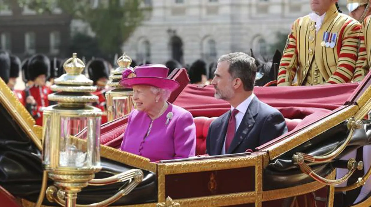 Isabel II y Felipe VI, en Londres durante una visita de estado del Rey de España al Reino Unido