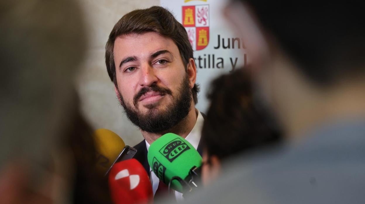 Juan García-Gallardo atiende a los medios de comunicación