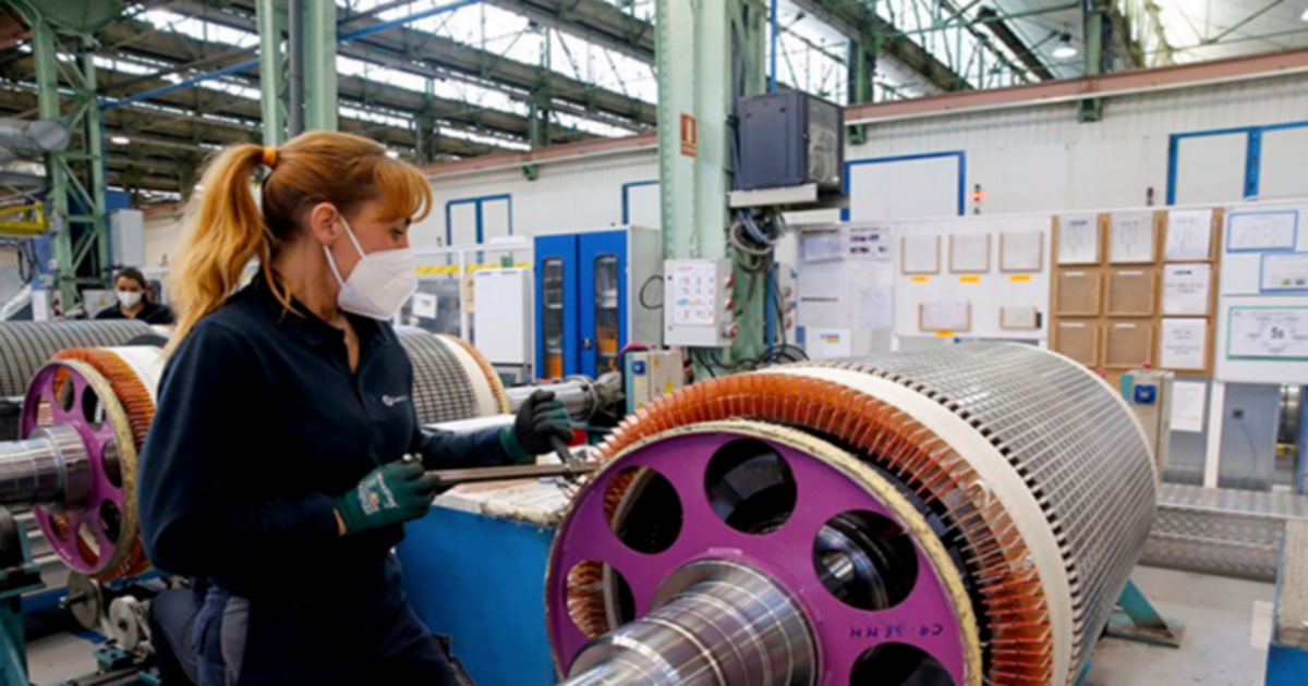 Trabajadora del sector industrial en su jornada de trabajo en una industria canaria