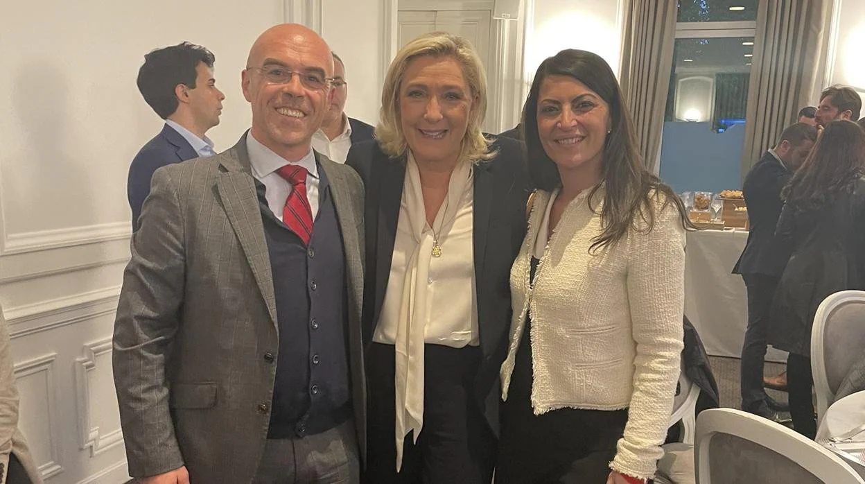 Jorge Buxadé junto a Macarena Olona y Marine Le Pen este domingo
